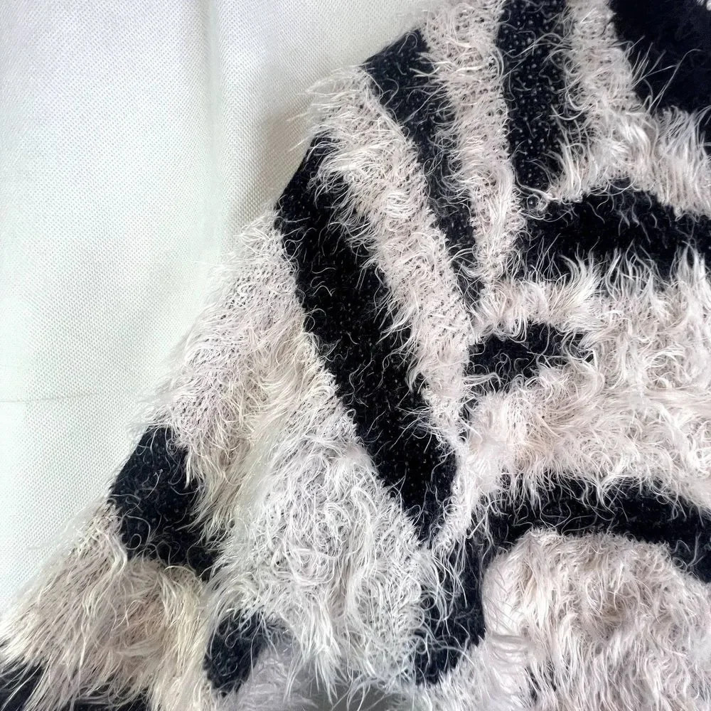Doe & Rae Fuzzy Zebra Print Sweater Size Small - Picture 4 of 9
